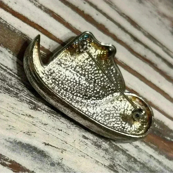 Red Cowboy Hat Enamel Brooch - Picture 5 of 6